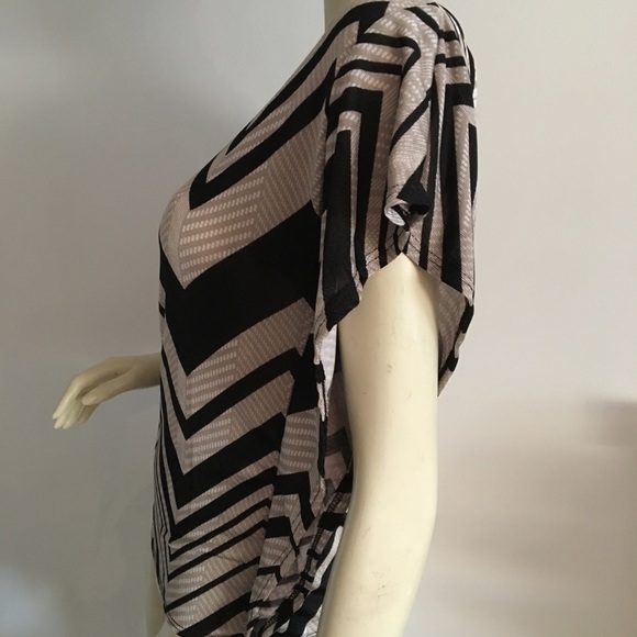 Pretty Good zig zag capsleeve Ruffle Top - Picture 3 of 8